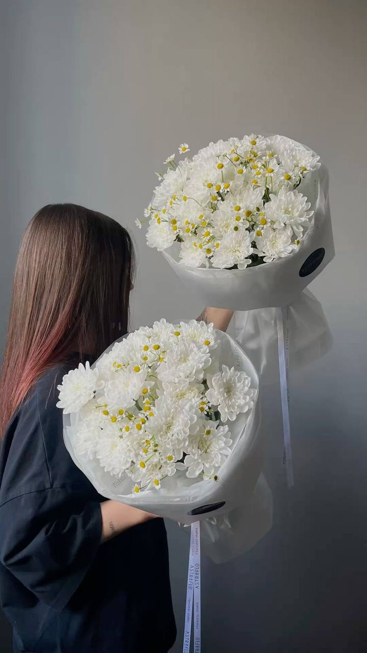 Букет из хризантем и ромашек