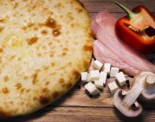 Осетинский пирог с курицей, сыром, грибами и болгарским перцем 800г