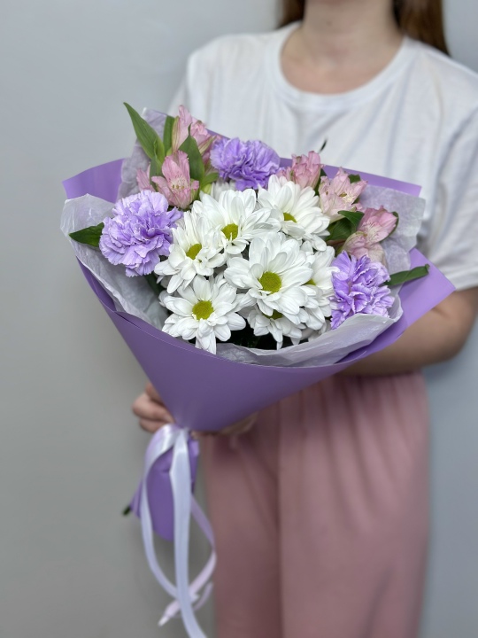 Букет с лунными гвоздиками, хризантемой и альстромерией