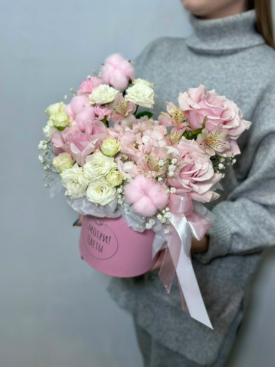 Коробка с гортензией ,французскими розами,кустовыми розами и хлопком