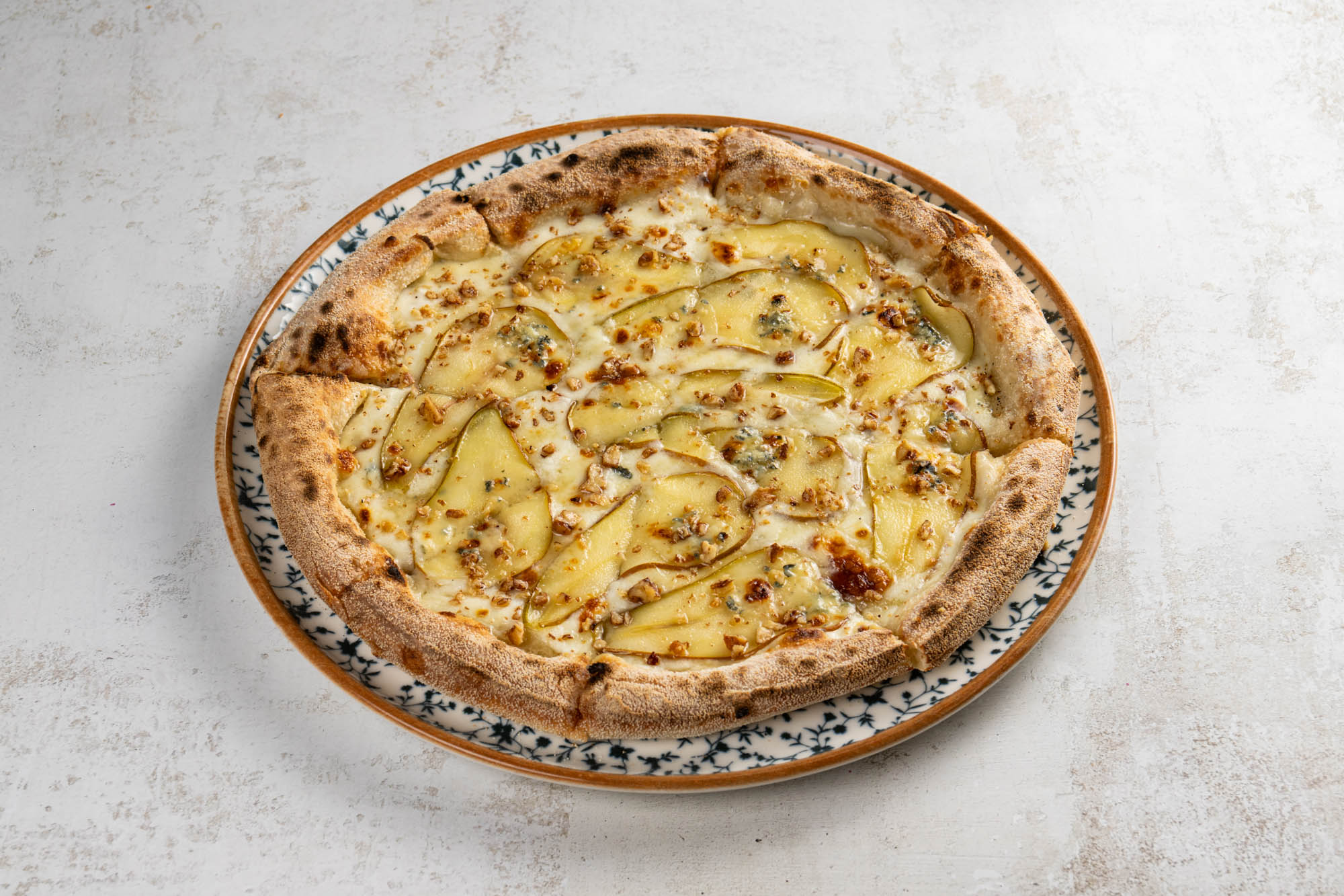 Пицца с грушей, горгонзолой и грецким орехом