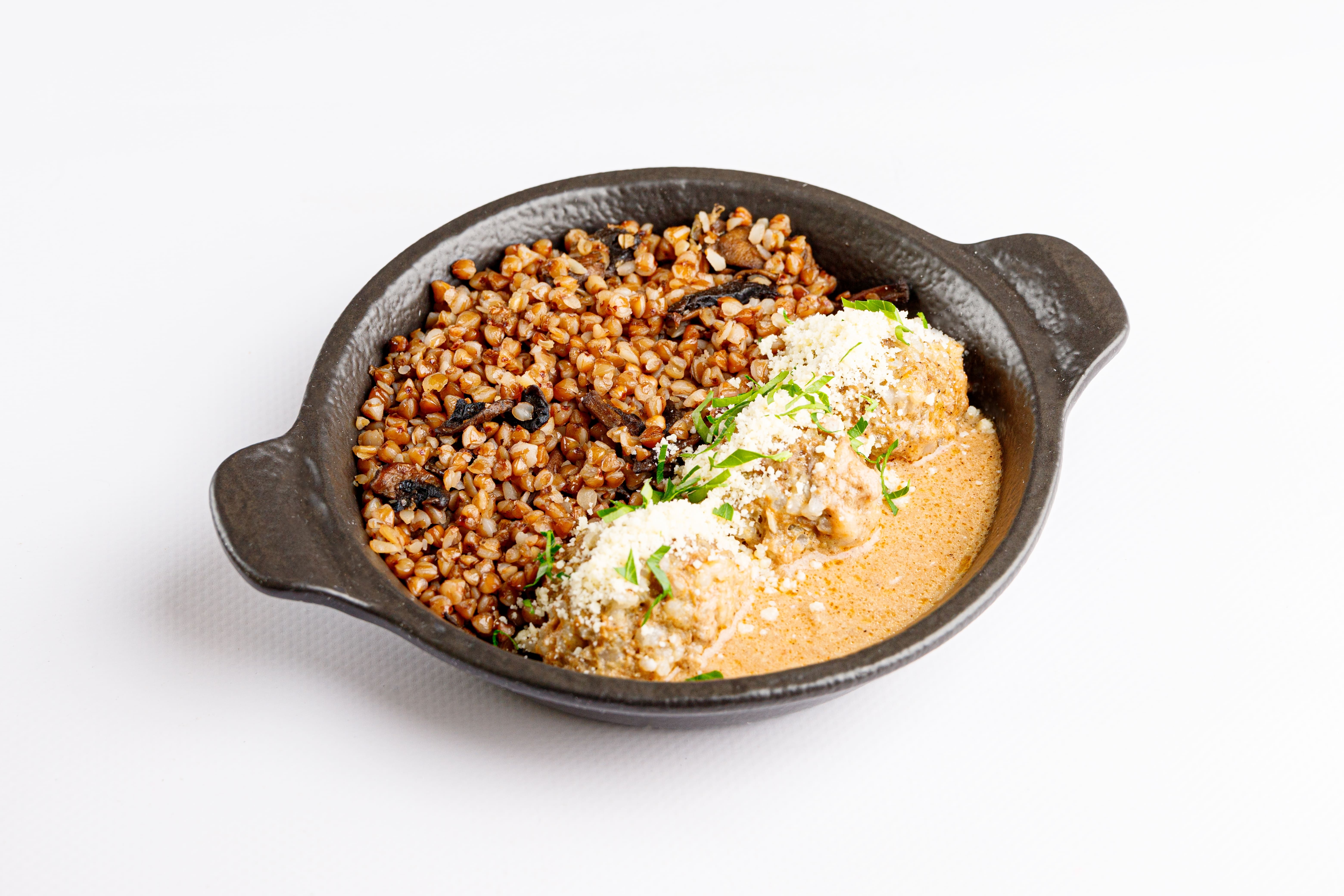 Говяжьи тефтели в томатном соусе с гречкой и грибами