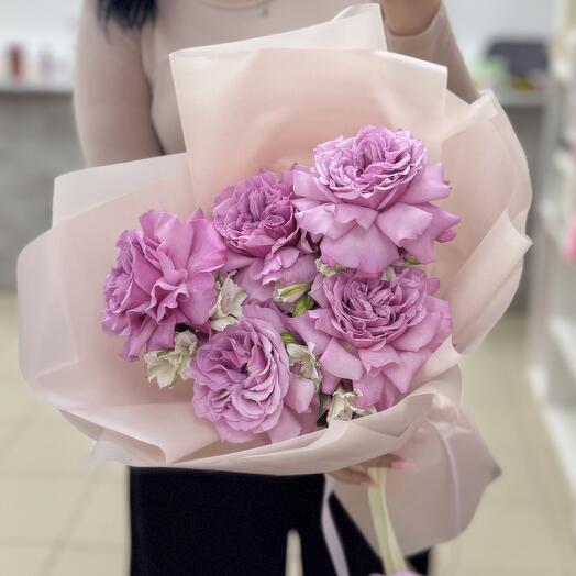 Лавандовые ажурные розы с альстромерией