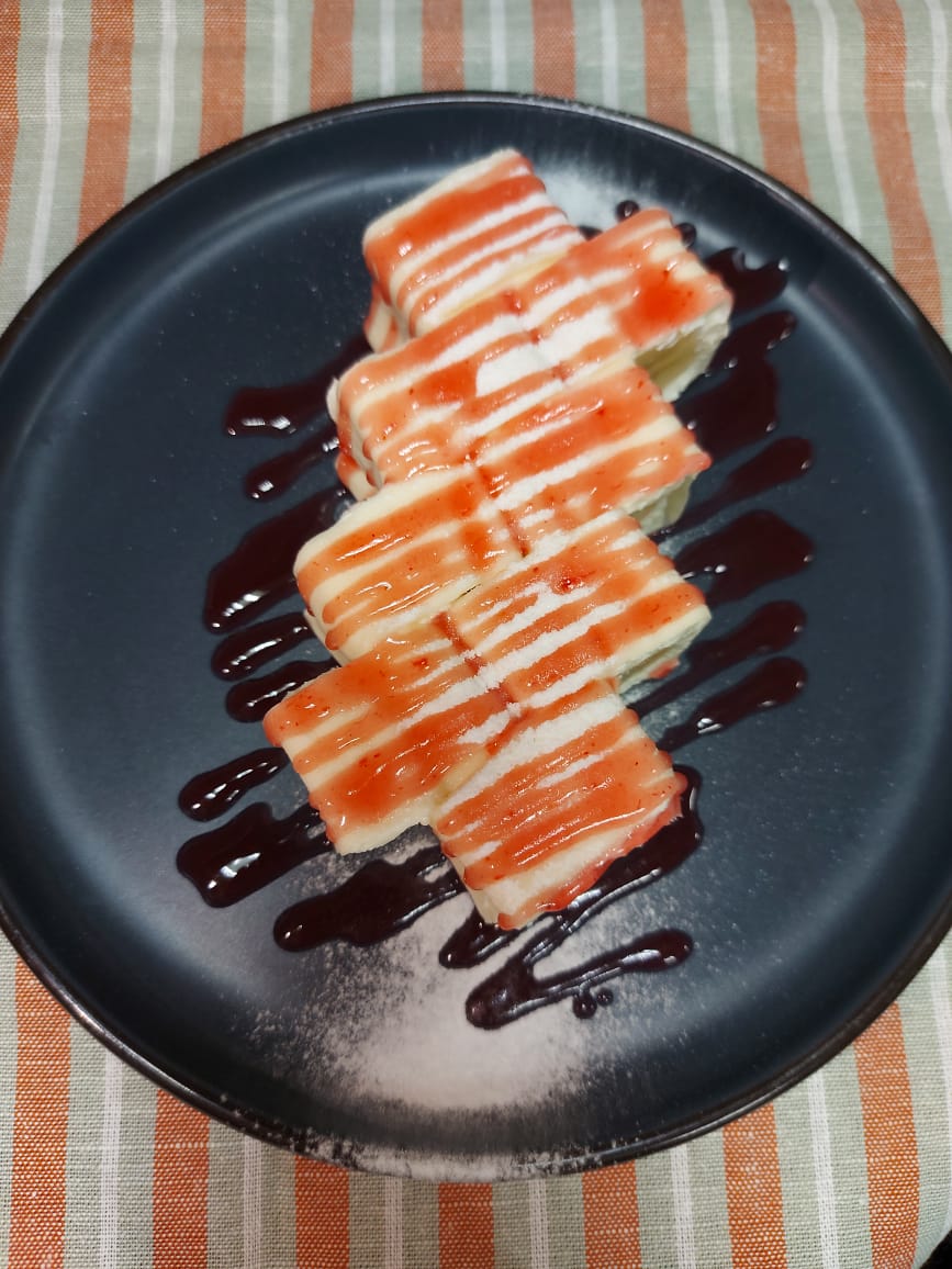 Сладкий ролл ванильный с клубничным топингом