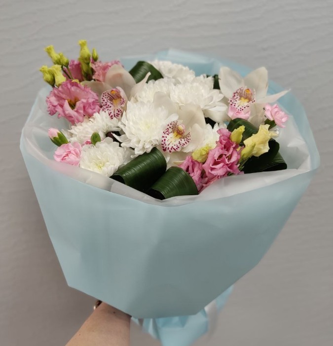 Букет с орхидеями,эустомой и хризантемой