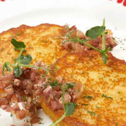Драники с мясом со шкварками и сметаной