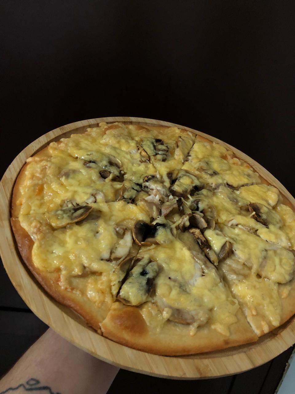 Пицца с курицей и грибами