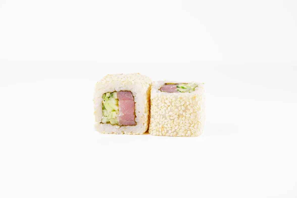 Калифорния в кунжуте с тунцом