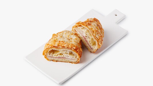 Круассан с ветчиной и соусом бешамель, кафе