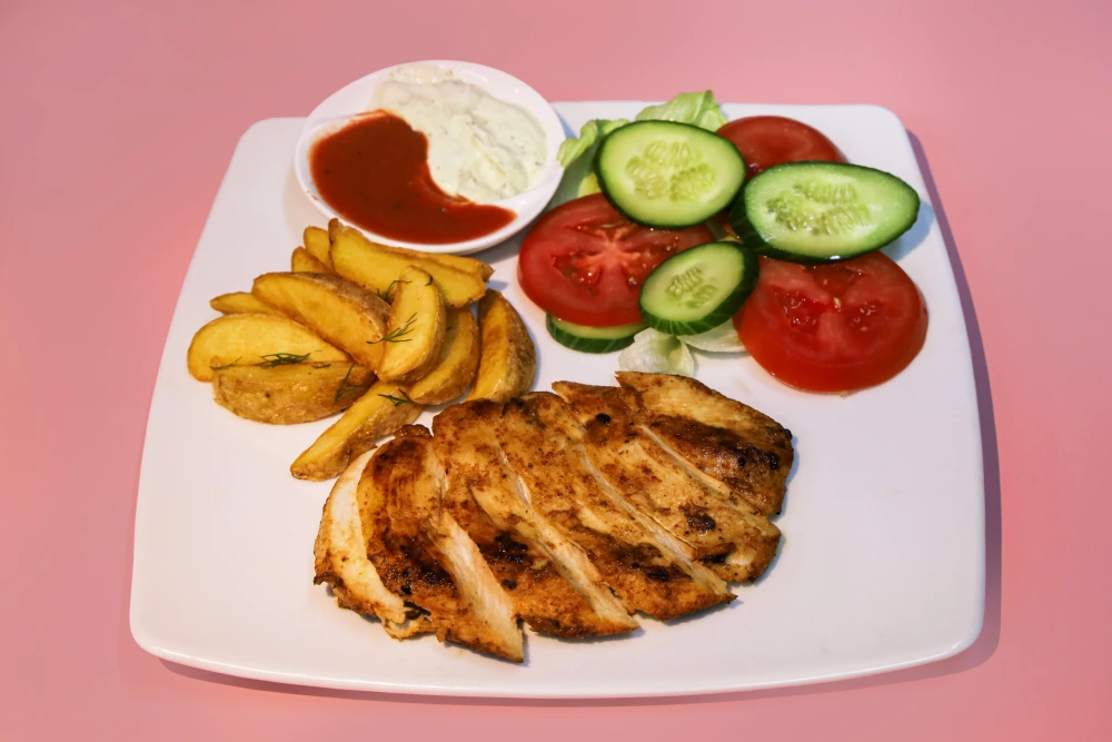 Пряный стейк из курицы с картофелем по-деревенски