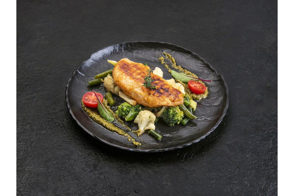 Куриная грудка гриль с паровыми овощами и соусом песто