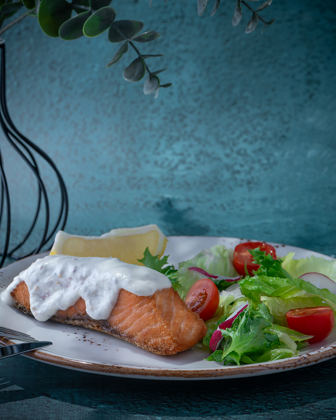 Стейк из форели с гарниром на выбор