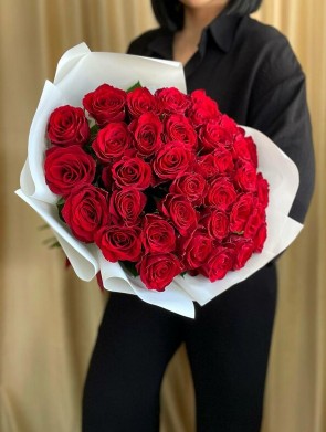 Букет из 35 красных роз в оформлении