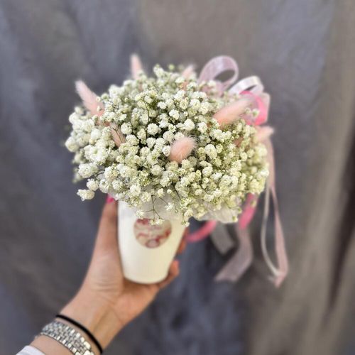 Букет из белой гипсофилы с сухоцветом лагурус в стаканчике (к1157)
