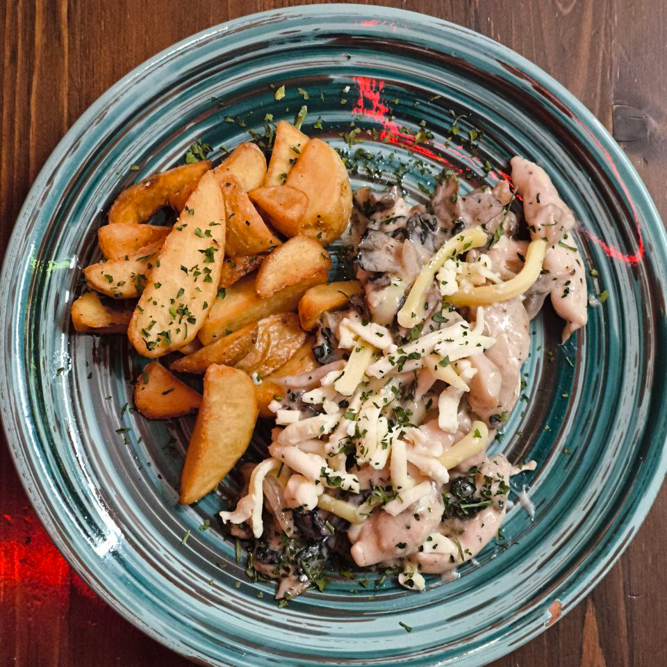 Жареха с томленой курицей