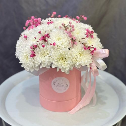 Букет из белых хризантем с розовой гипсофилой в коробке (к2028)