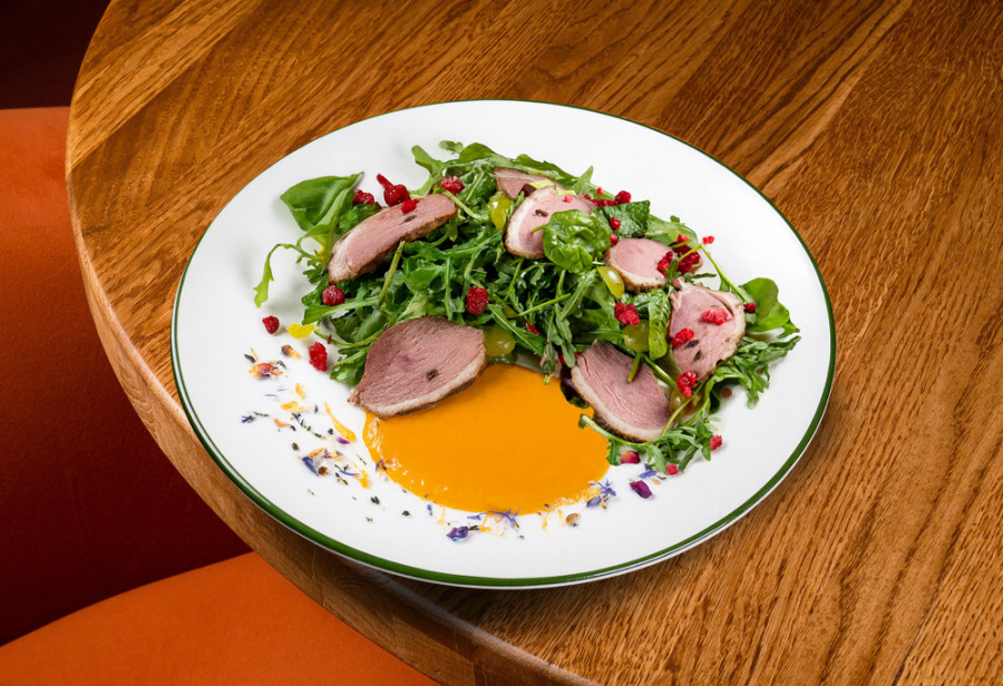 Салат с уткой, виноградом и мангов. соус