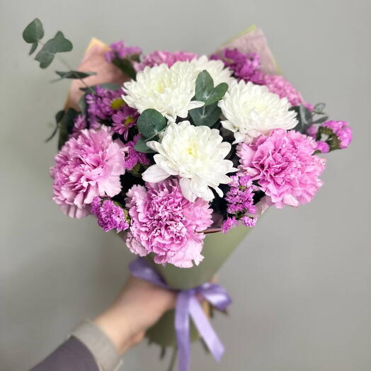 Букет с гвоздиками и хризантемой