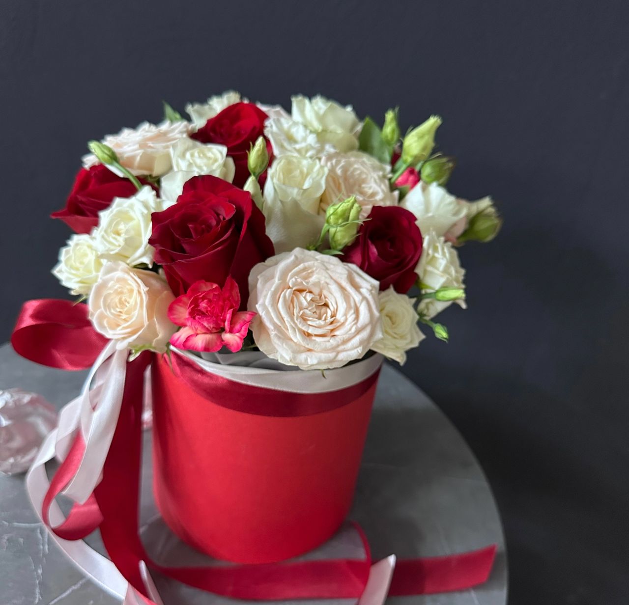 Композиция в шляпной коробке