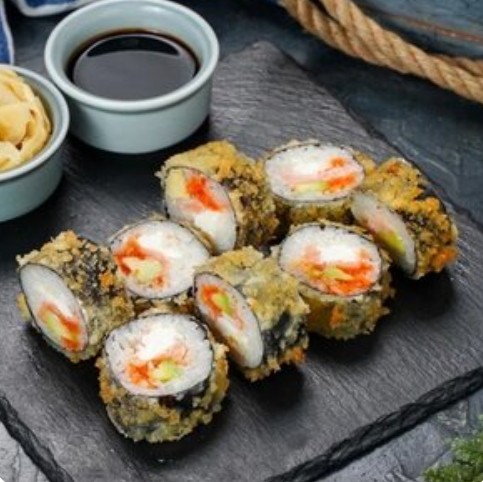 Горячий ролл с лососем и огурцами под соусом спайси