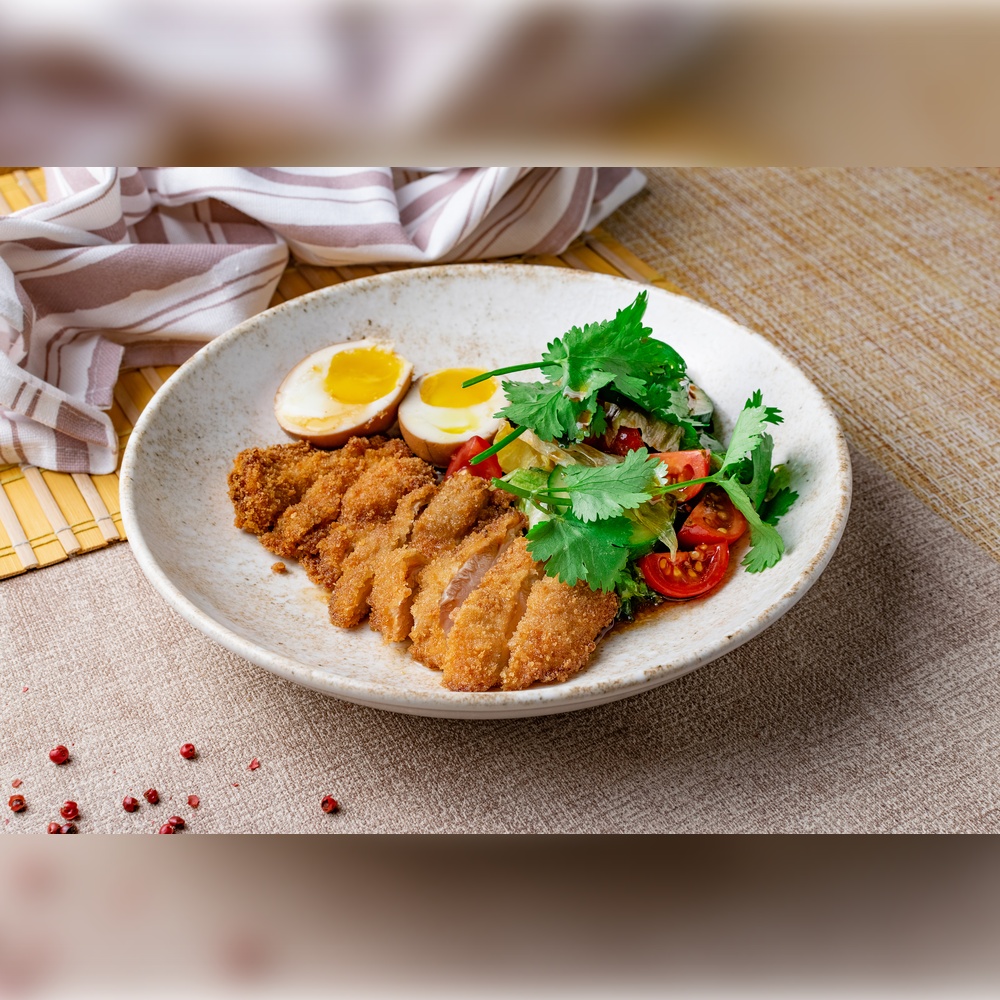 Салат с хрустящим цыпленком и маринованным яйцом