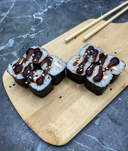 Маки с угрем