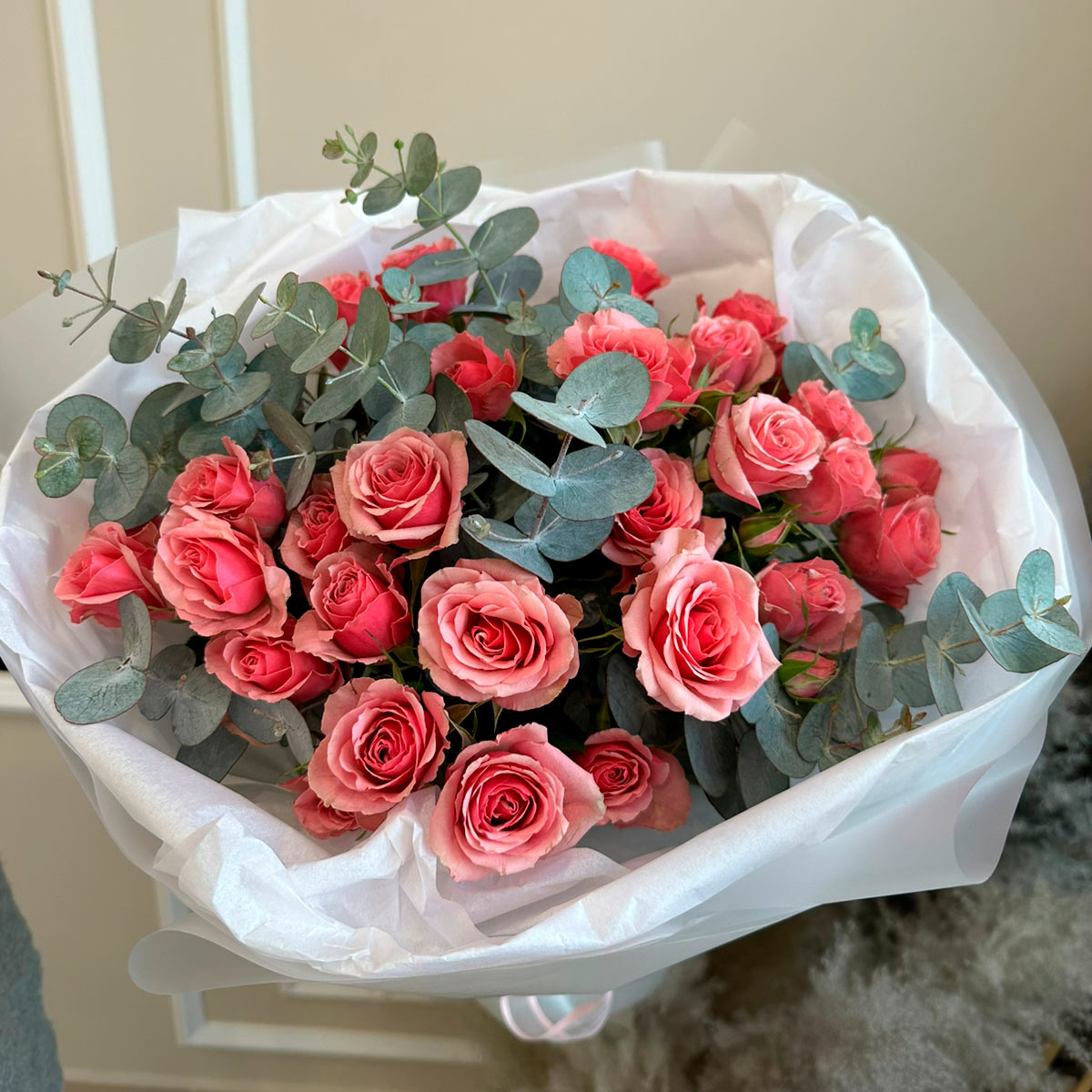 Букет из кустовых роз с эвкалиптом (предзаказ)