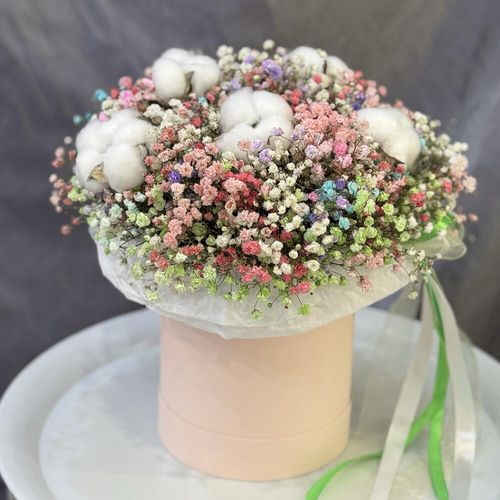 Букет из разноцветной гипсофилы с хлопком в персиковой коробочке (к2069)