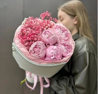 Стильный букет с пионами