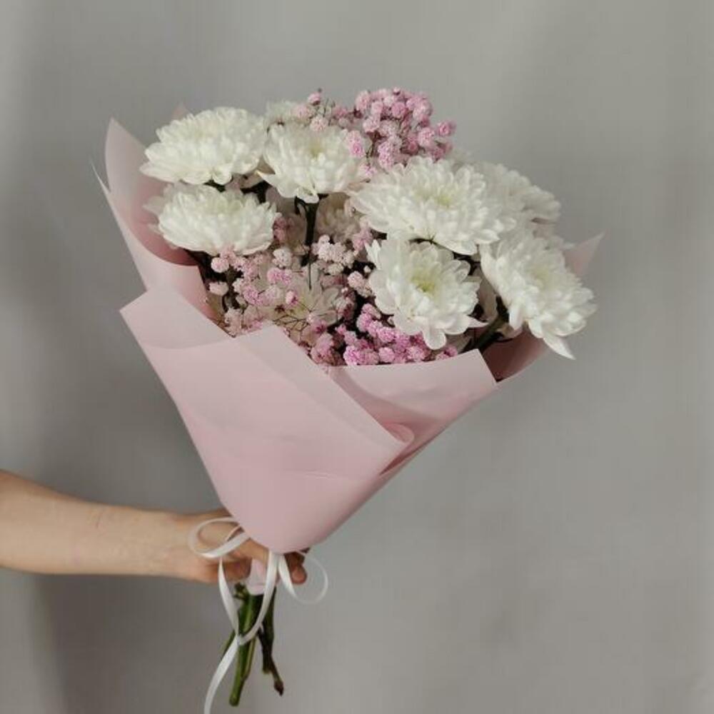 Букет из белых кустовых хризантем с розовой гипсофилой