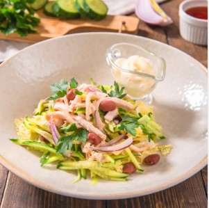 Салат с копчёной курицей и овощами