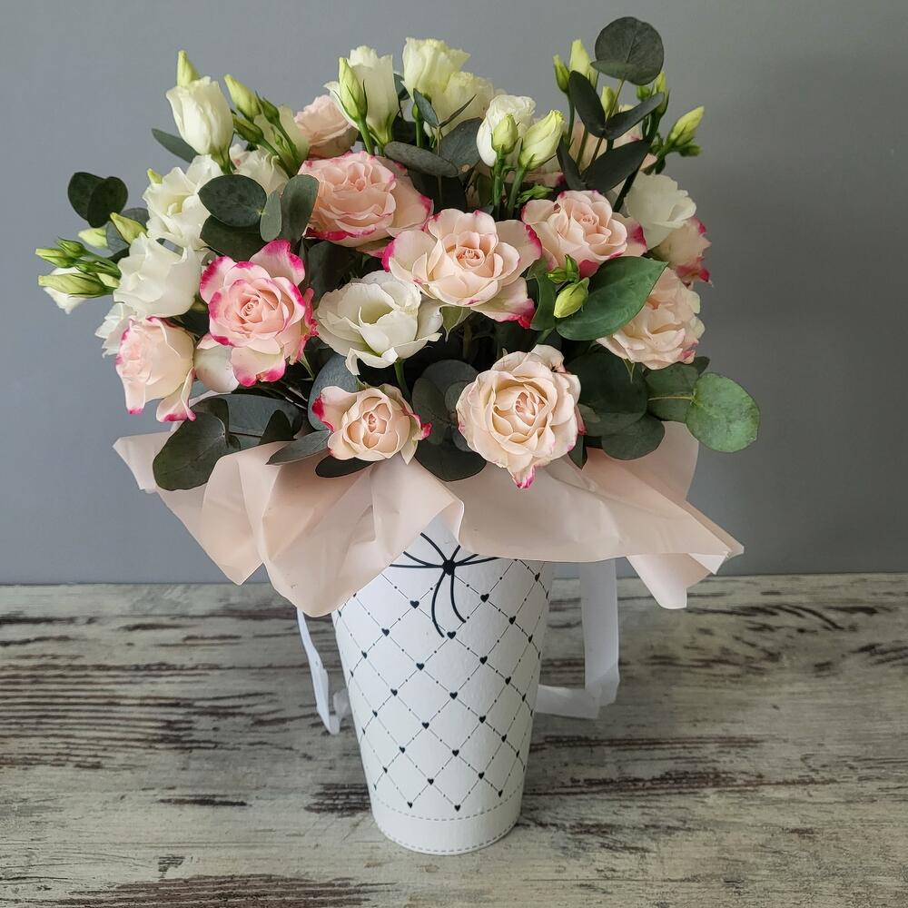 Авторская композиция в конуса. Кустовая роза. Эустома