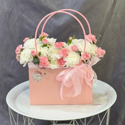 Букет цветов в сумочке: кустовая хризантема, кустовые гвоздики (к3936)