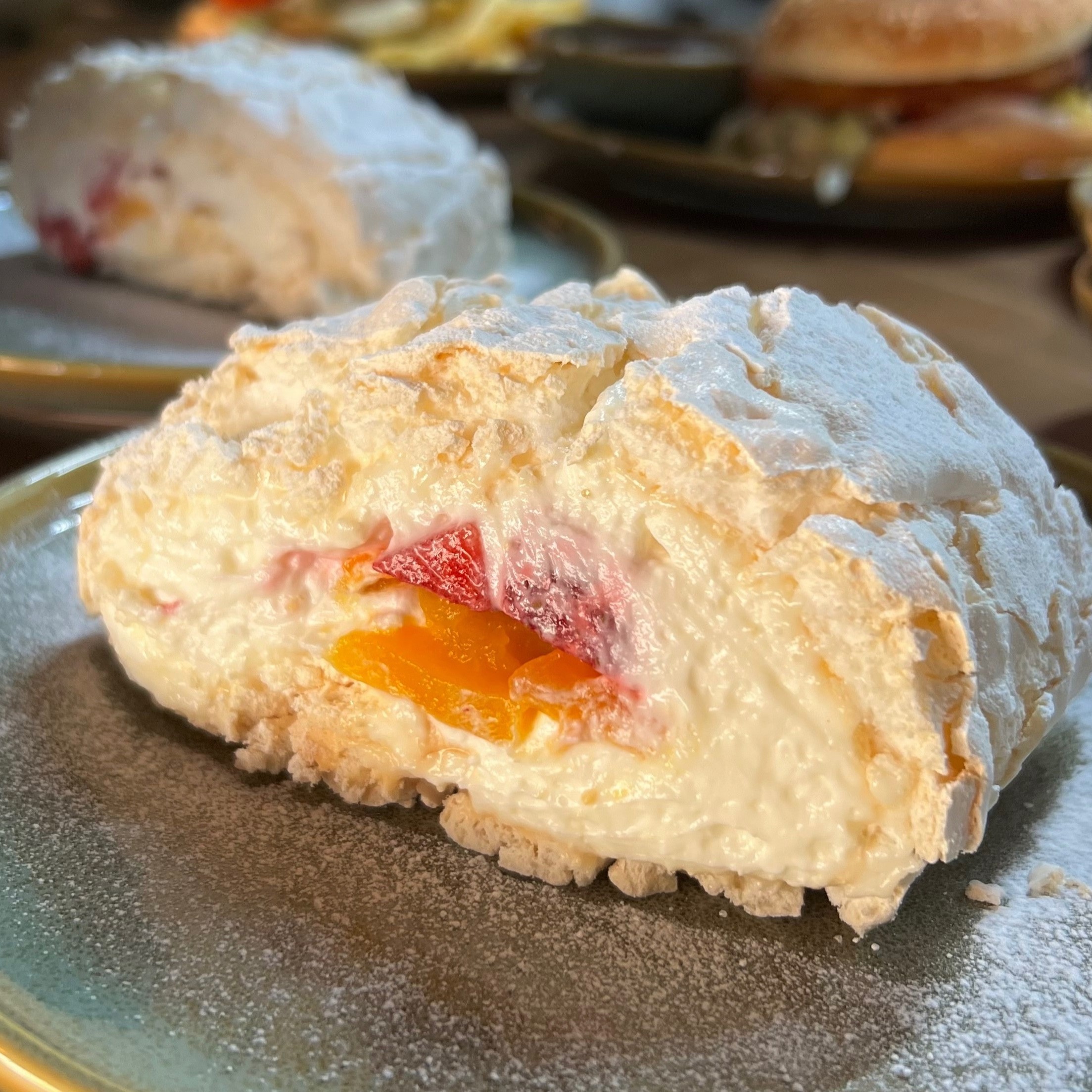 Меренговый рулет с вишней