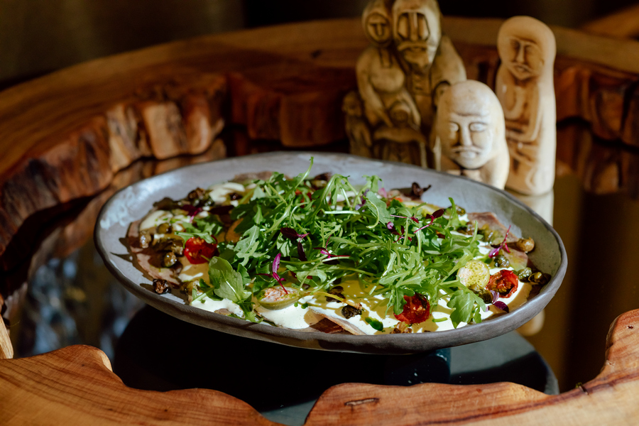 Вителло тоннато с шартаном, вяленными томатами и рукколой