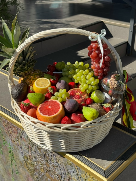 Фруктовая композиция