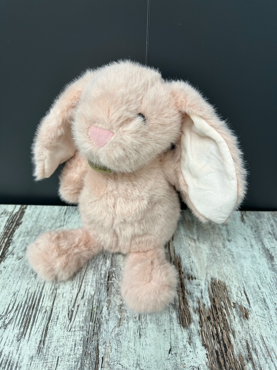 Милый плюшевый зайчик