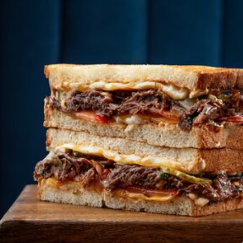 Сэндвич со рваной говядиной и сыром