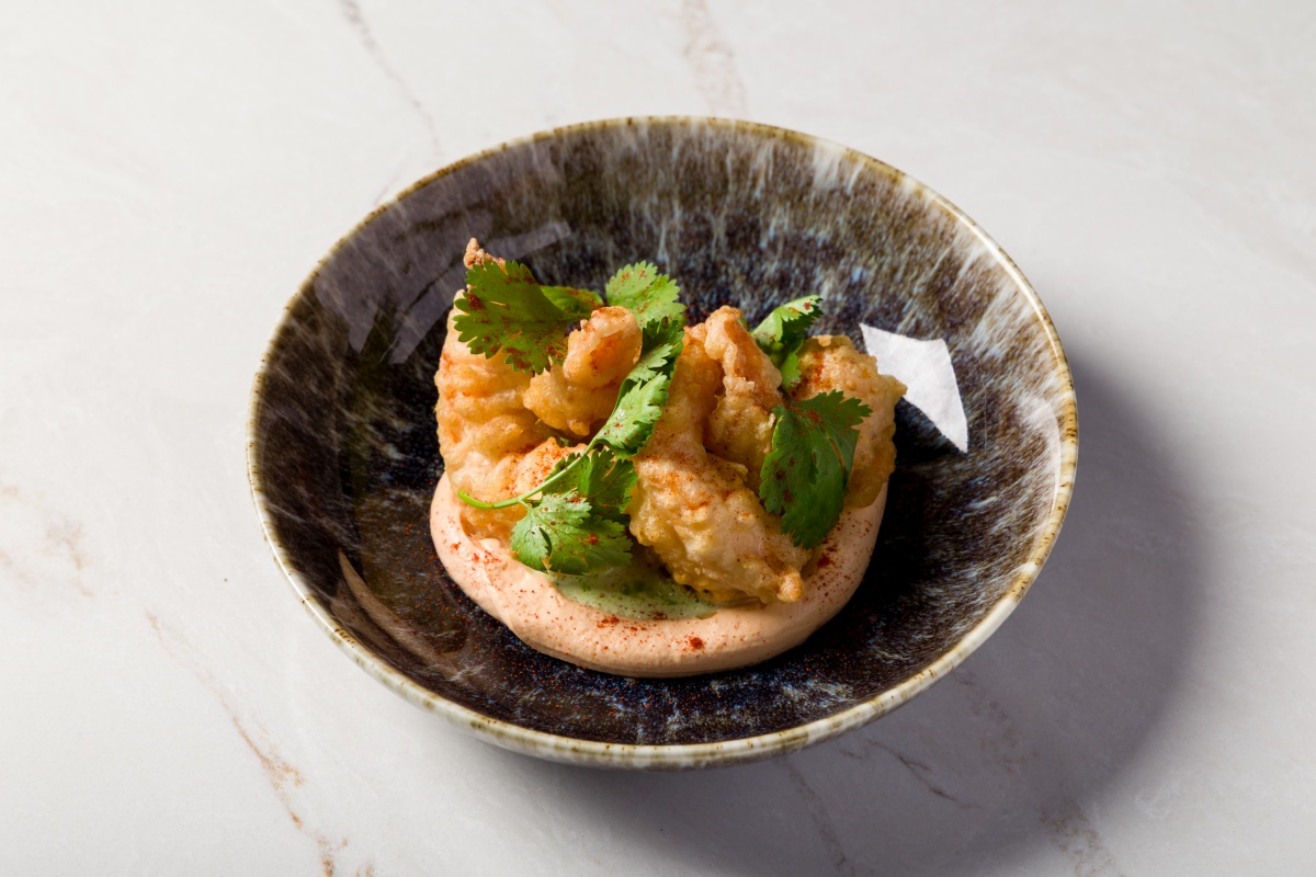 Хрустящая Креветка темпура с соусом кимчи и сметанным соусом