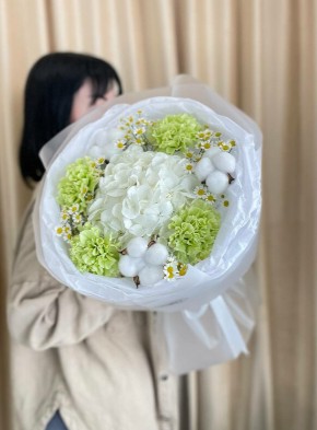 Букет из нежной гортензии, диантуса с полевой ромашкой