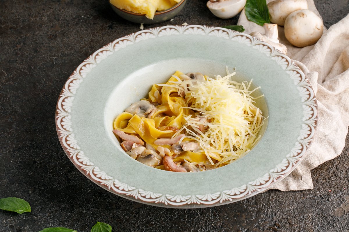 Карбонара с копченой курицей и грибами