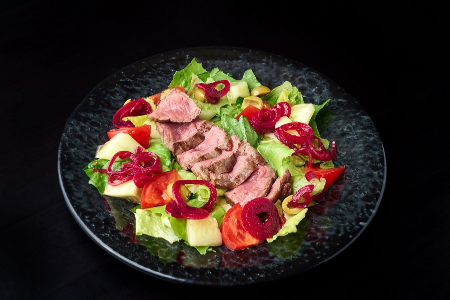 Салат с телятиной и ореховой заправкой