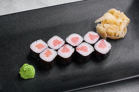 Маки с копченым лососем 