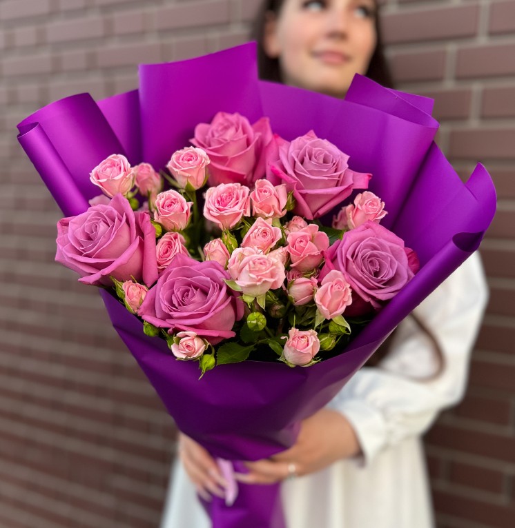 Букет из розовых роз