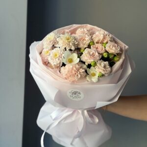 Сборный букет с кустовой розой