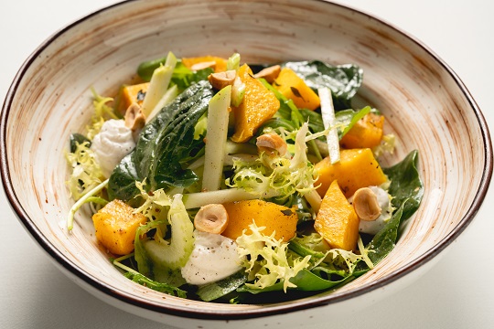 Микс салат с тыквой, фундуком и медово-горчичным соусом