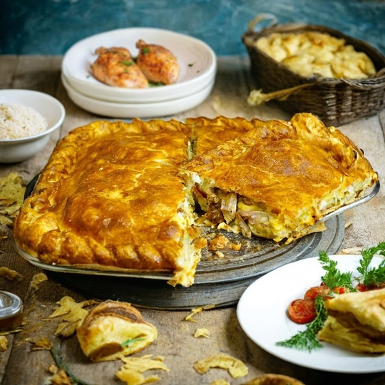 Слоеный пирог с курицей и грибами