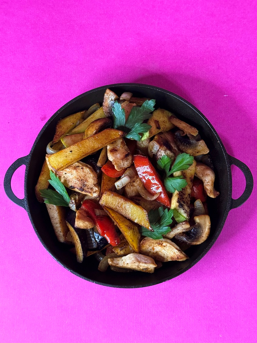 Горячая сковородка с курицей