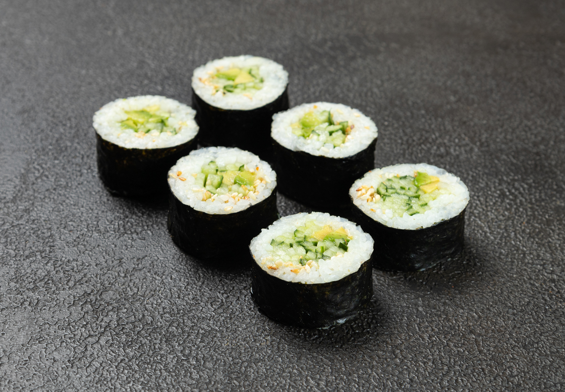 Кинг ролл с огурцом и авокадо