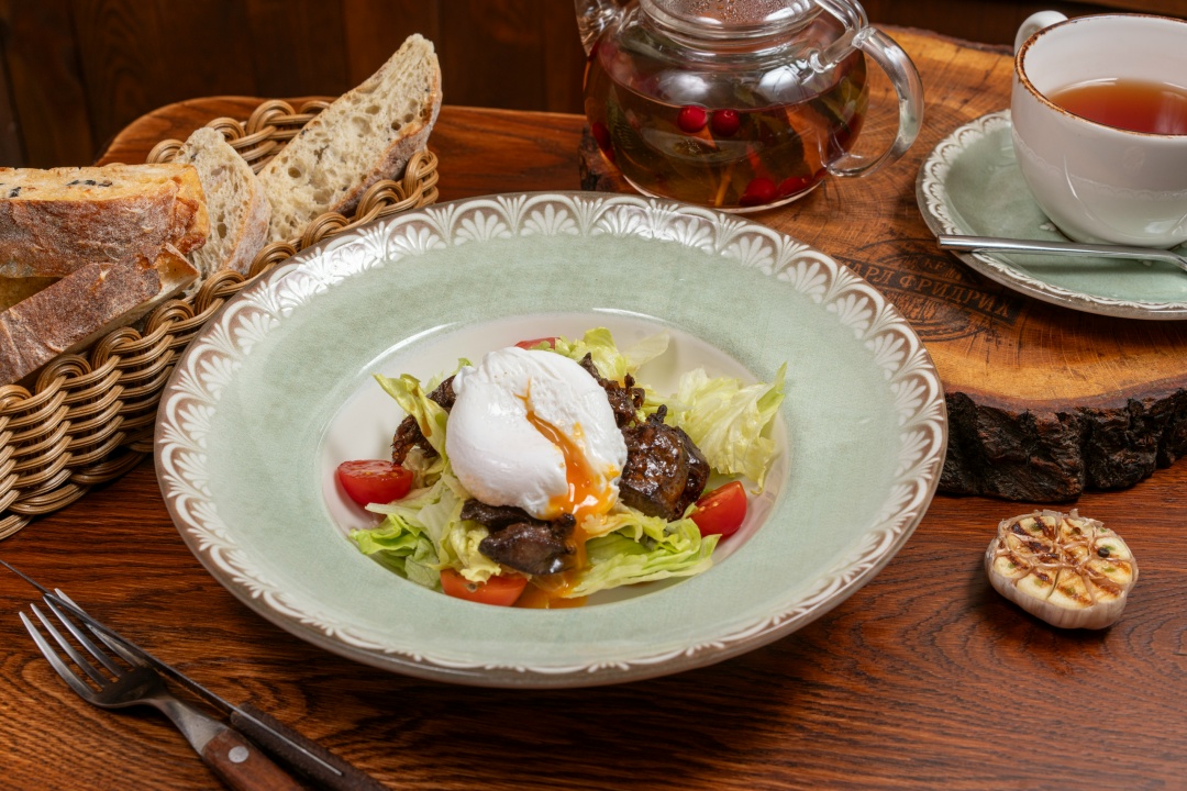 Салат с куриной печенью и яйцом пашот